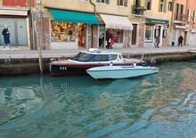 Inseguimento di barche tra canali di Venezia: ma non è un film [video]