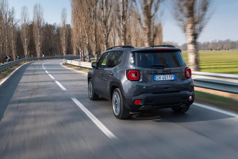 Jeep Renegade e-Hybrid: leggera e efficace come un full hybrid