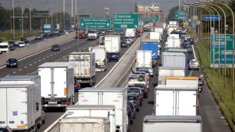 Prezzo carburanti, si ferma il settore dell'autotrasporto