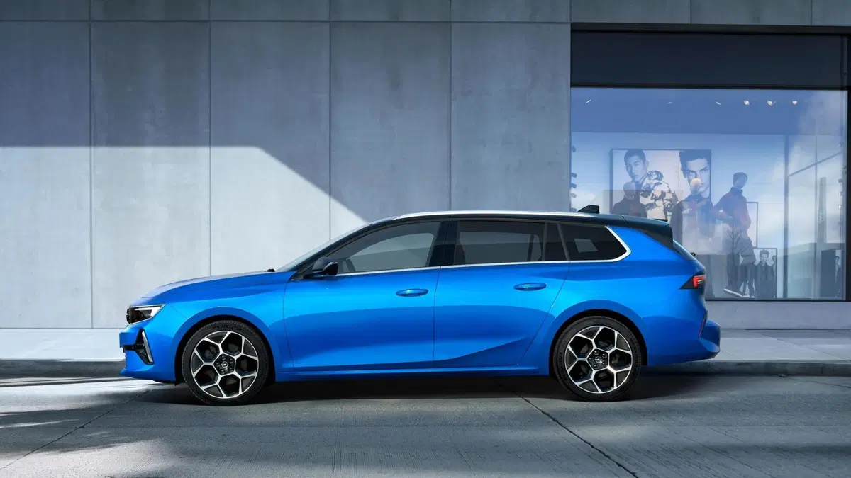 Opel Astra Station Wagon Sports full electric GS 156cv (11)