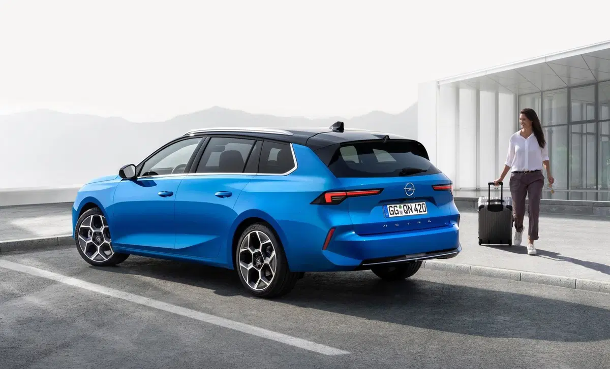 Opel Astra Station Wagon Sports full electric GS 156cv (13)