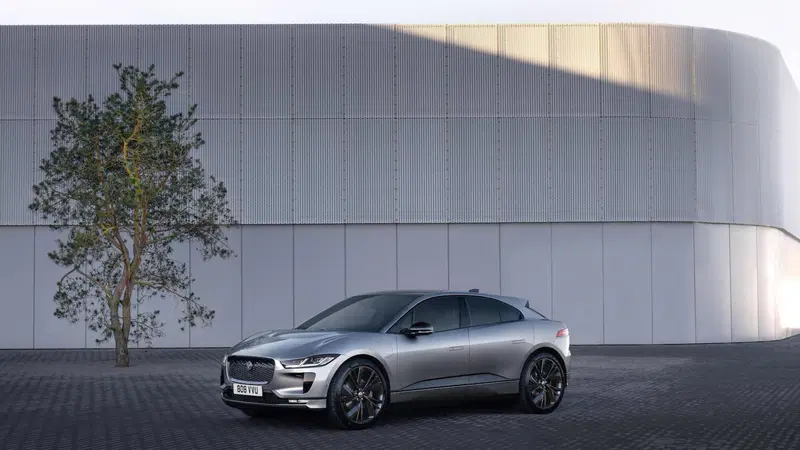 Jaguar Land Rover Italia smonta le fake news sull'elettrico, con il progetto e-ducation