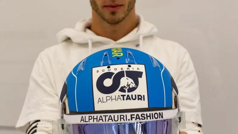 Formula 1: Pierre Gasly, casco con i colori dell'Ucraina in Bahrain