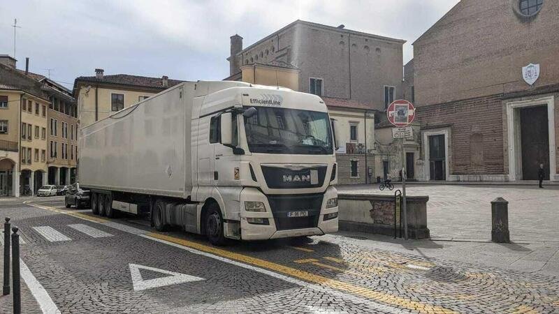 Incredibile contromano di un camion in centro: arriva al Duomo danneggiando auto e terrazzini [video]
