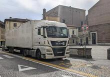 Incredibile contromano di un camion in centro: arriva al Duomo danneggiando auto e terrazzini [video]