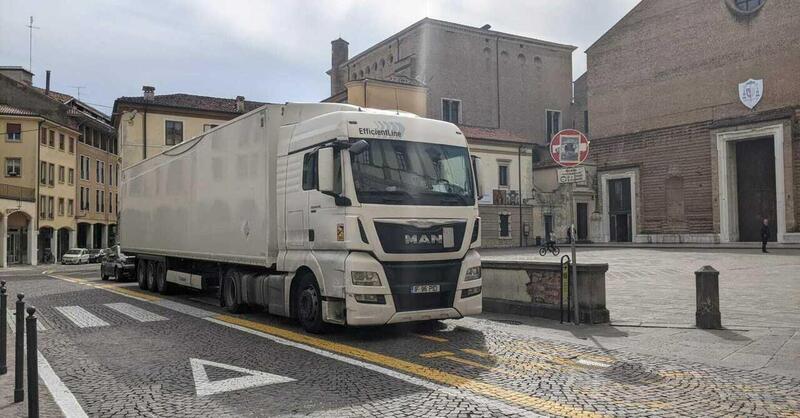 Incredibile contromano di un camion in centro: arriva al Duomo danneggiando auto e terrazzini [video]