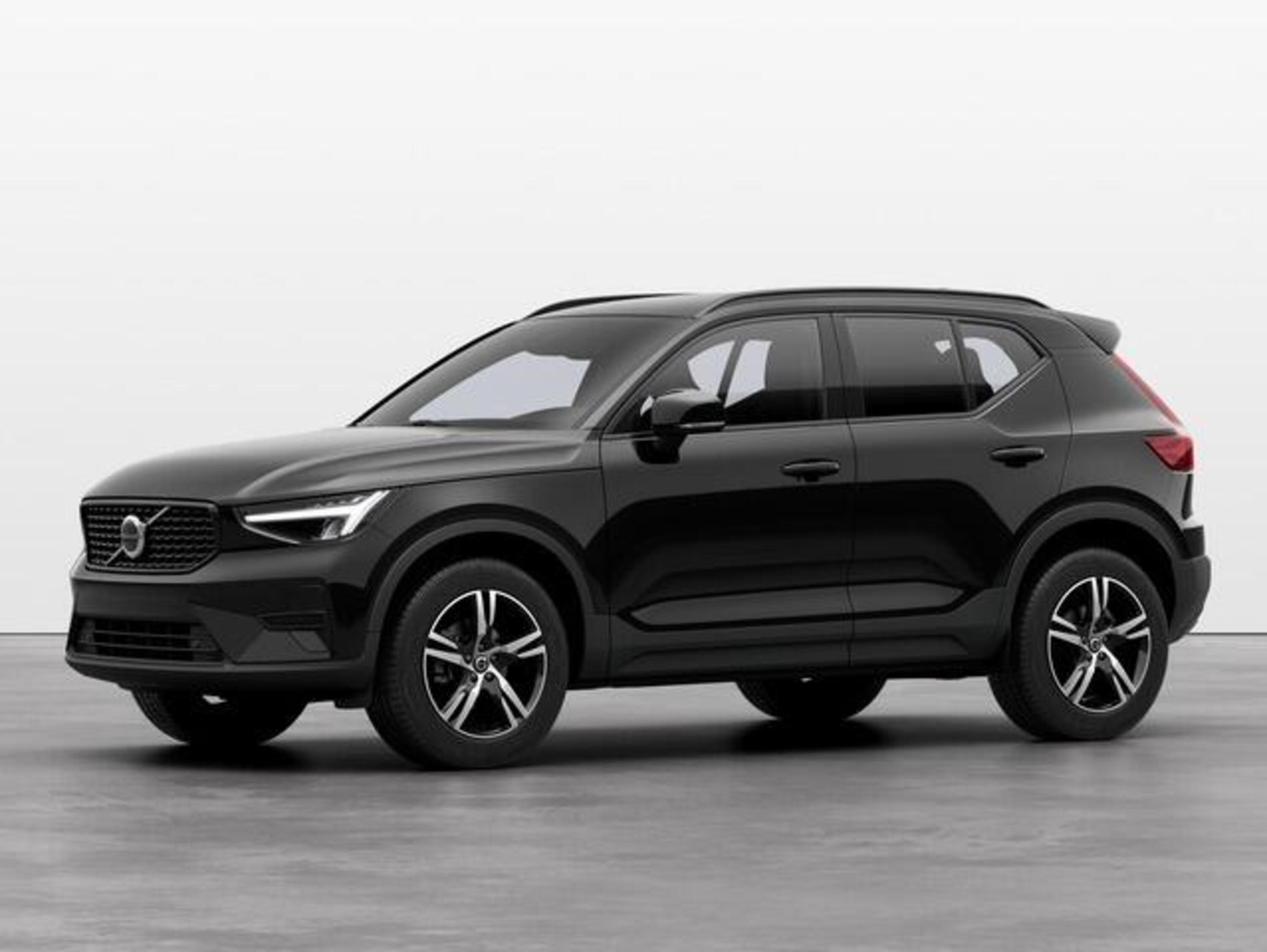 Volvo XC40 B3 automatico Plus Dark nuove, listino prezzi auto nuove