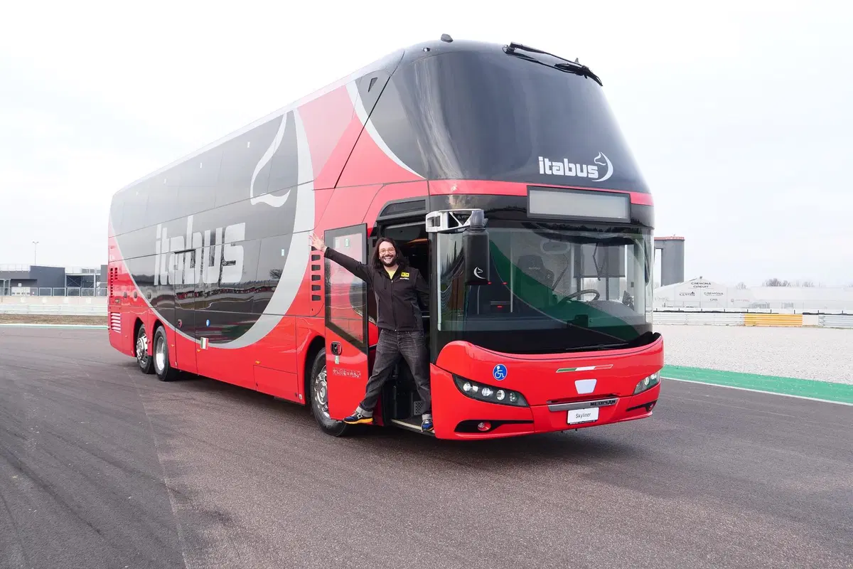 Come si guida un autobus a due piani da mezzo milione? Tutti i segreti del Neoplan Skyliner [Video] (3)