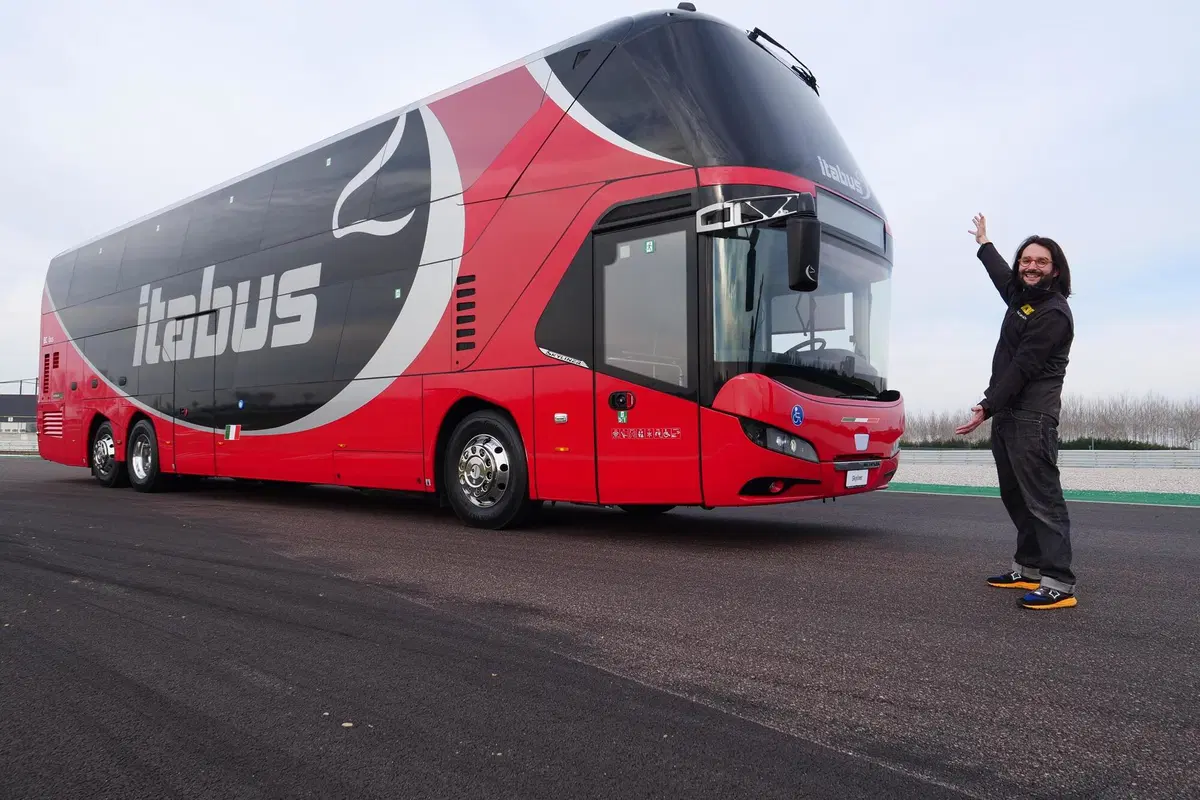 Come si guida un autobus a due piani da mezzo milione? Tutti i segreti del Neoplan Skyliner [Video]