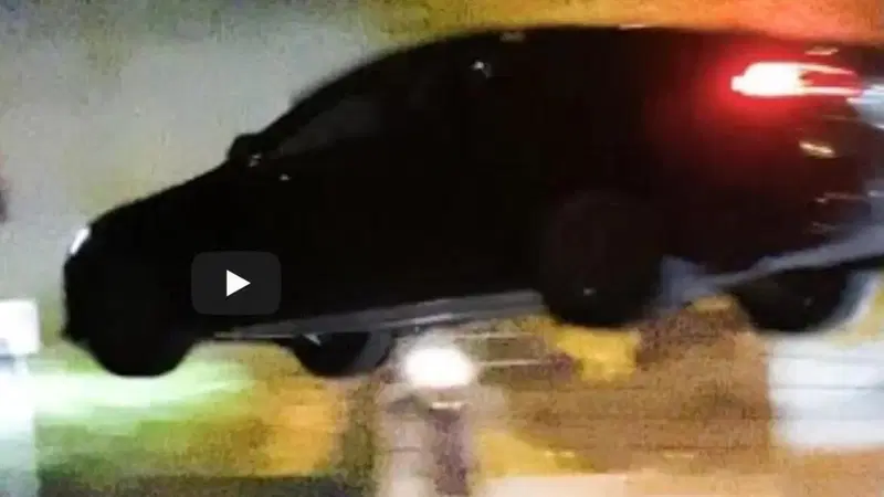 Salto in lungo con una Tesla Model S e distrugge l'auto [video crash]