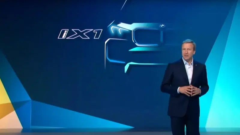 La nuova BMW iX1 arriva entro l&rsquo;anno: ecco il teaser dell&rsquo;auto che sostituisce i3