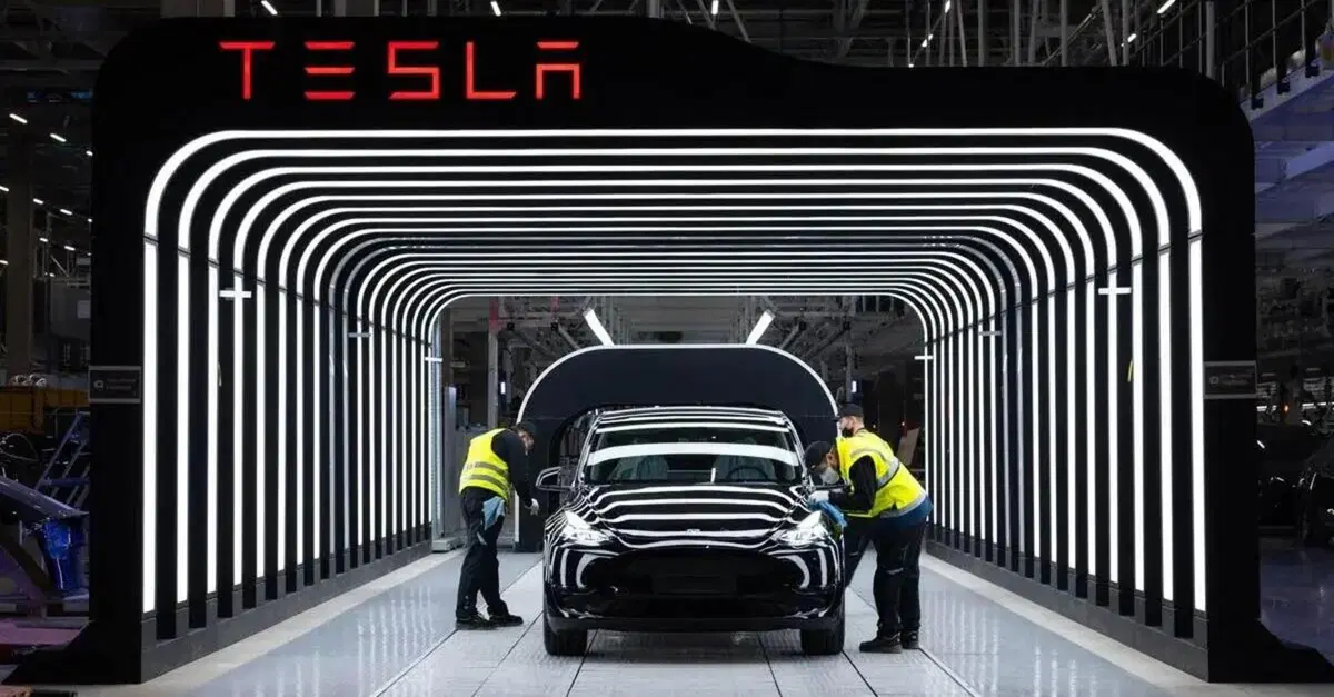 Al via la nuova Gigafactory Tesla a Berlino: prime Model Y MIG consegnate da Elon Musk con Sholz