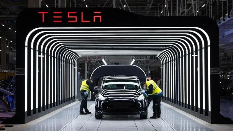 Al via la nuova Gigafactory Tesla a Berlino: prime Model Y MIG consegnate da Elon Musk con Sholz