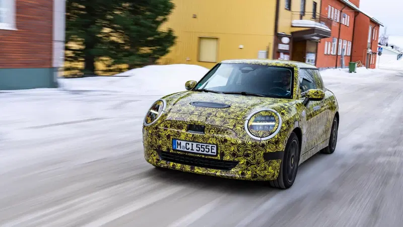 Pronta la nuova generazione Mini 2023: l'elettrica non teme il ghiaccio