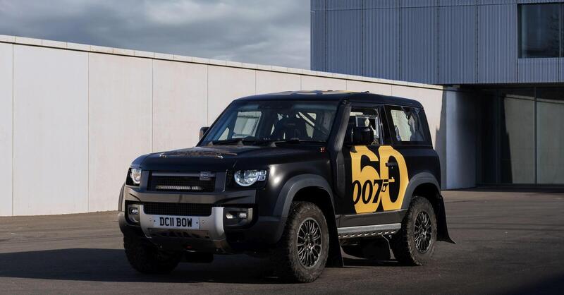 James Bond 60: Land Rover festeggia con il Defender 90 guidato dallo stuntman ufficiale del film