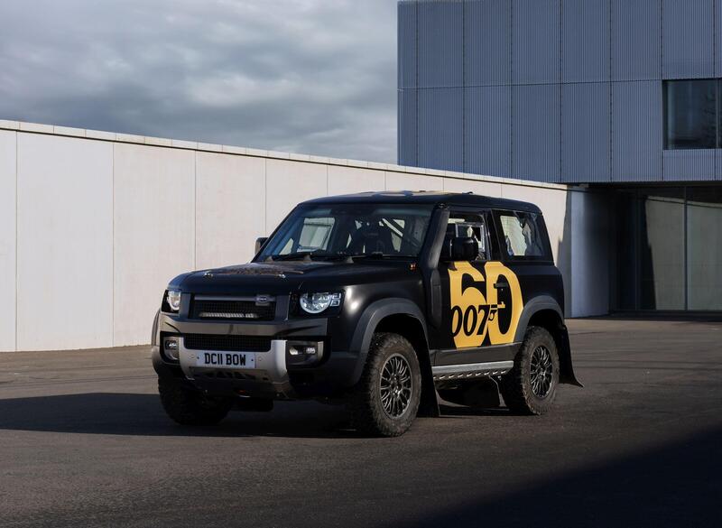 James Bond 60: Land Rover festeggia con il Defender 90 guidato dallo stuntman ufficiale del film