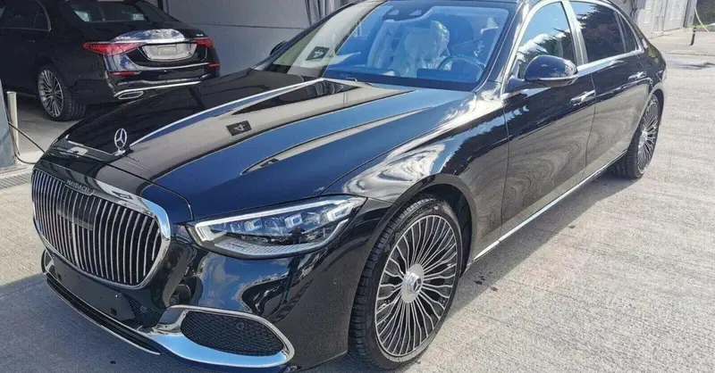 Sequestrata in Sardegna la Mercedes a "prova di bomba" dell&rsquo;amico di Putin 