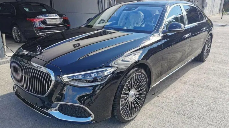 Sequestrata in Sardegna la Mercedes a "prova di bomba" dell&rsquo;amico di Putin 