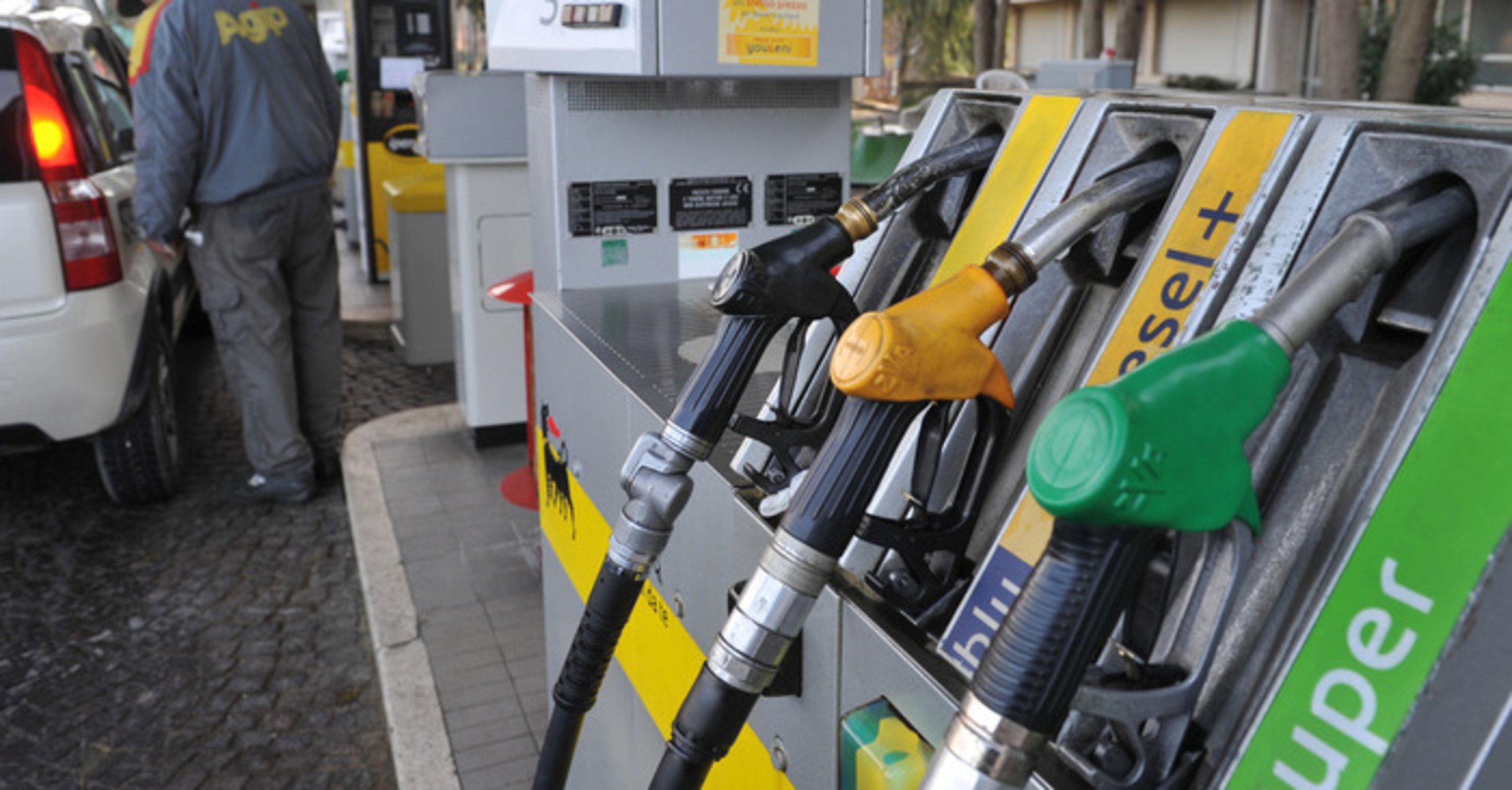 Carburanti, prezzi in lieve discesa 