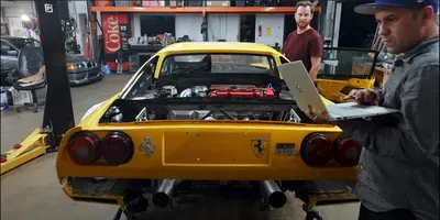 Strani Lavori d'officina: mettono un motore Honda sotto a una Ferrari e si compiacciono [Video&amp;Sound a 4 cyl.]