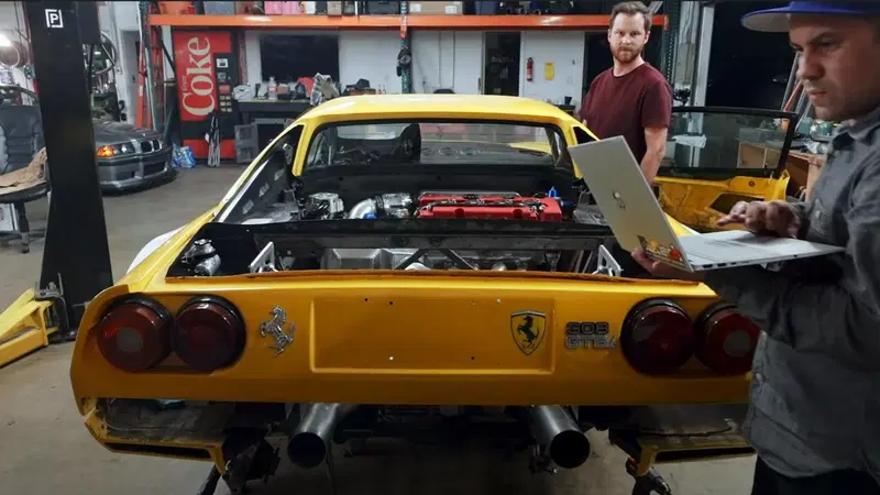 Strani Lavori d'officina: mettono un motore Honda sotto a una Ferrari e si compiacciono [Video&amp;Sound a 4 cyl.]