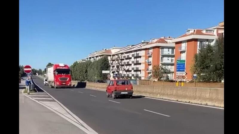 Contromano al alto rischio con la Fiat Panda: video (e commento live) dalla ex-SS98 in Puglia