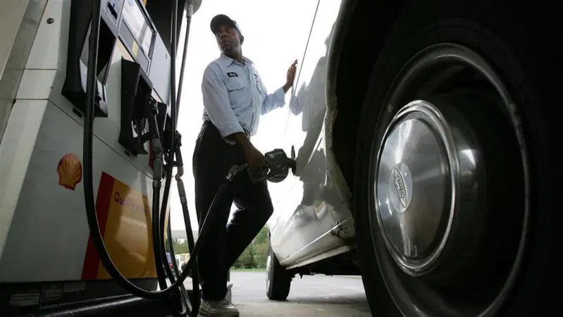 California, 400 dollari ai proprietari di auto contro l&rsquo;impennata dei carburanti: &egrave; polemica 
