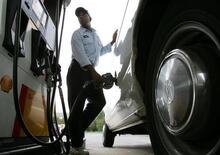 California, 400 dollari ai proprietari di auto contro l’impennata dei carburanti: è polemica 