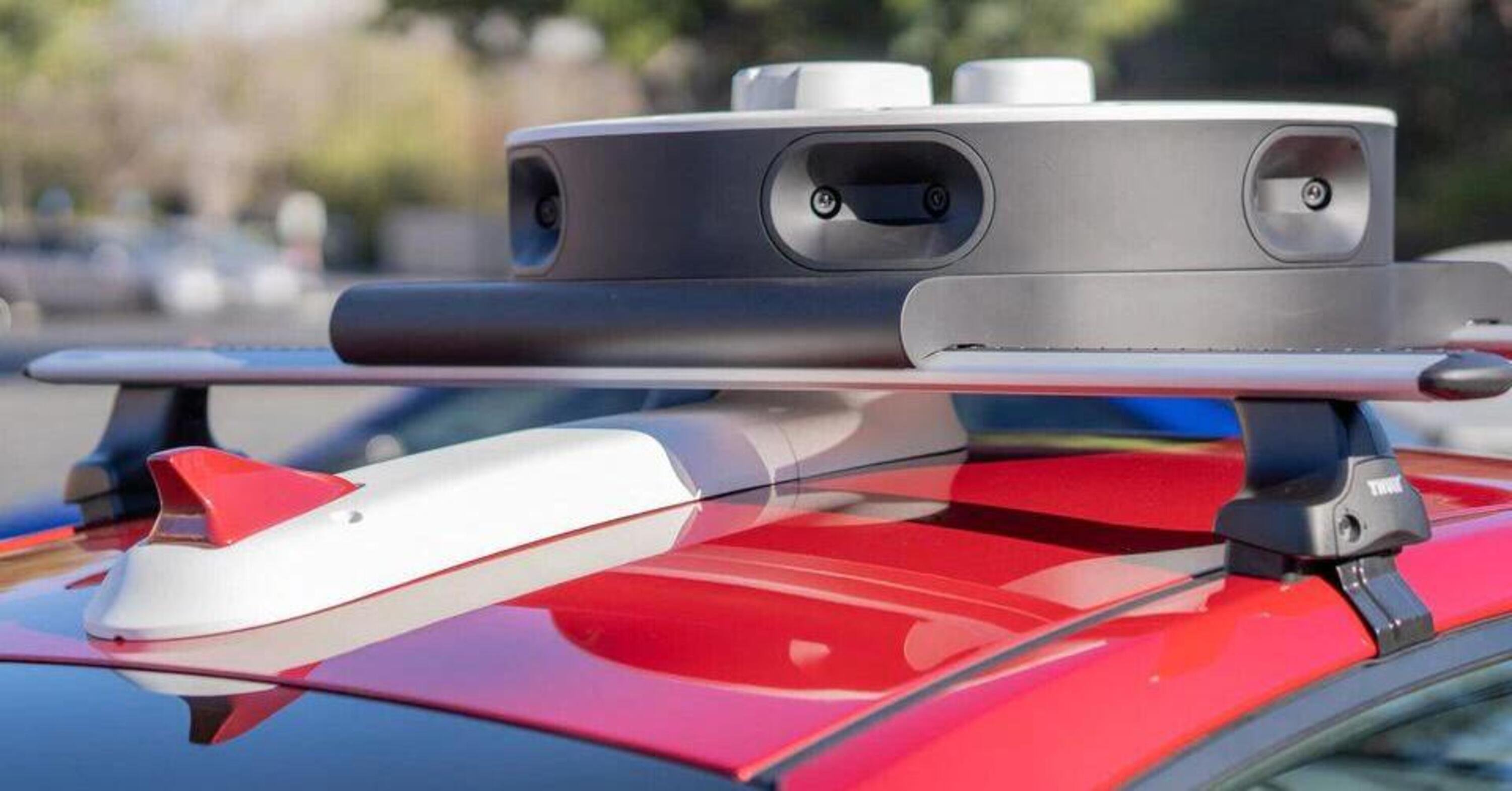 Toyota seguir&agrave; Tesla nella guida autonoma con telecamere 