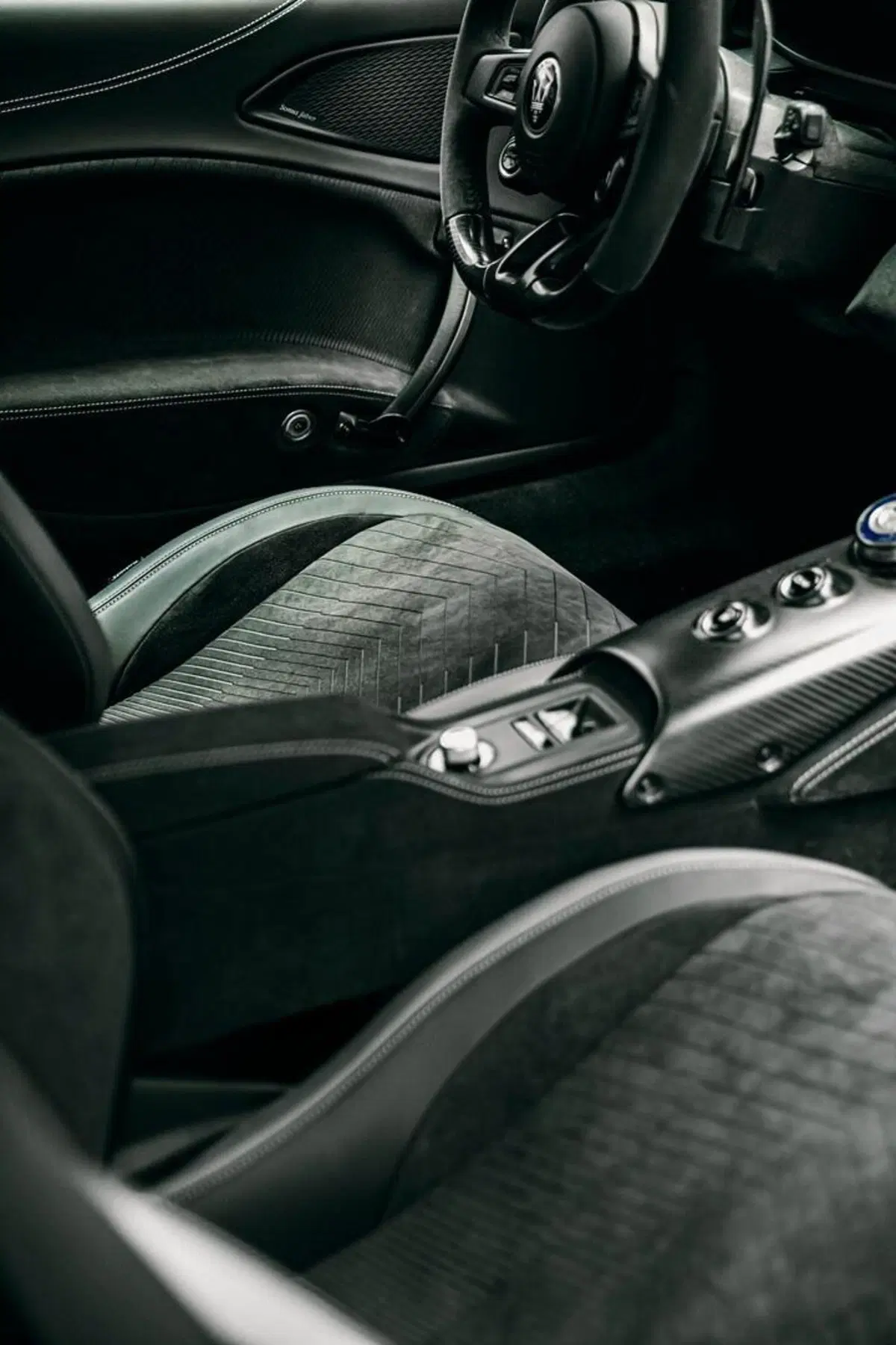 Luxury meets performance: Alcantara e Maserati MC20 (3)