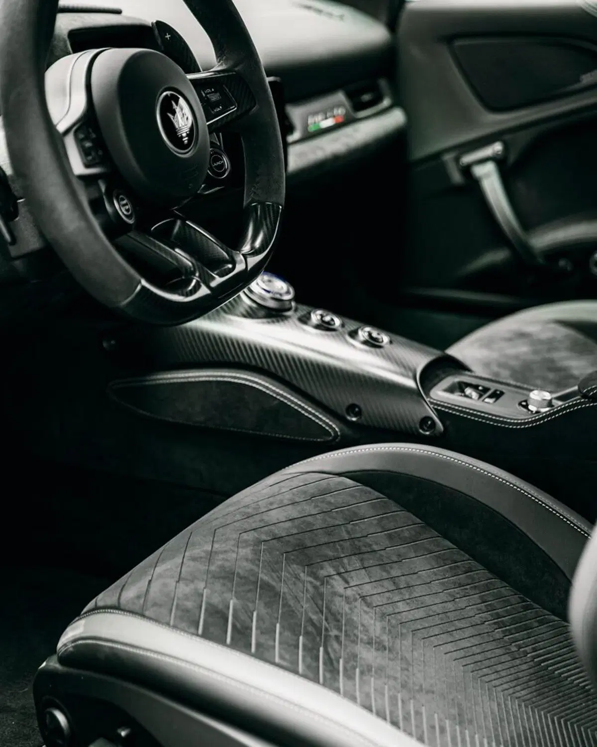 Luxury meets performance: Alcantara e Maserati MC20 (5)