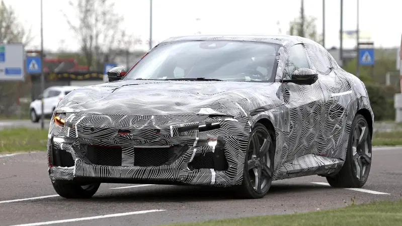 Ancora in strada il FUV: ecco Ferrari Purosangue pre-serie sempre pi&ugrave;... "di serie"