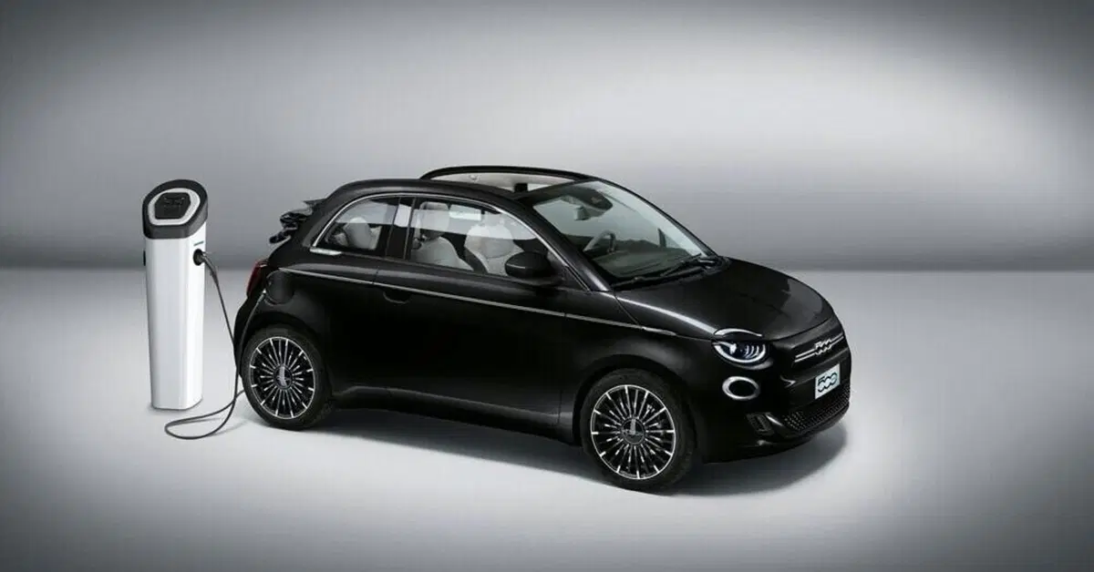 Battere i francesi in casa "nelle macchine" succede: Fiat 500 elettrica ancora prima [+152% vendite]