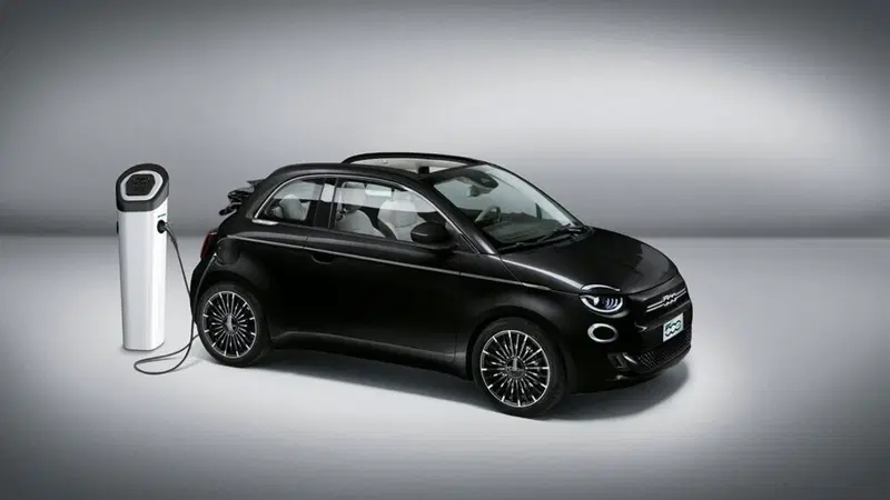 Battere i francesi in casa "nelle macchine" succede: Fiat 500 elettrica ancora prima [+152% vendite]