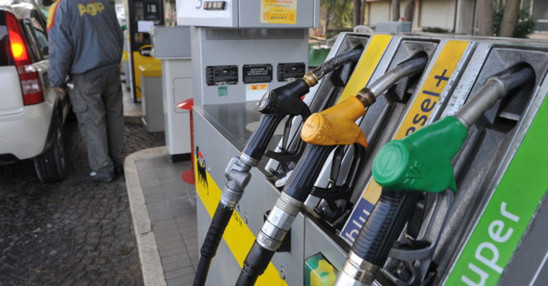 Carburanti, leggera discesa dei prezzi alla vigilia del weekend di Pasqua