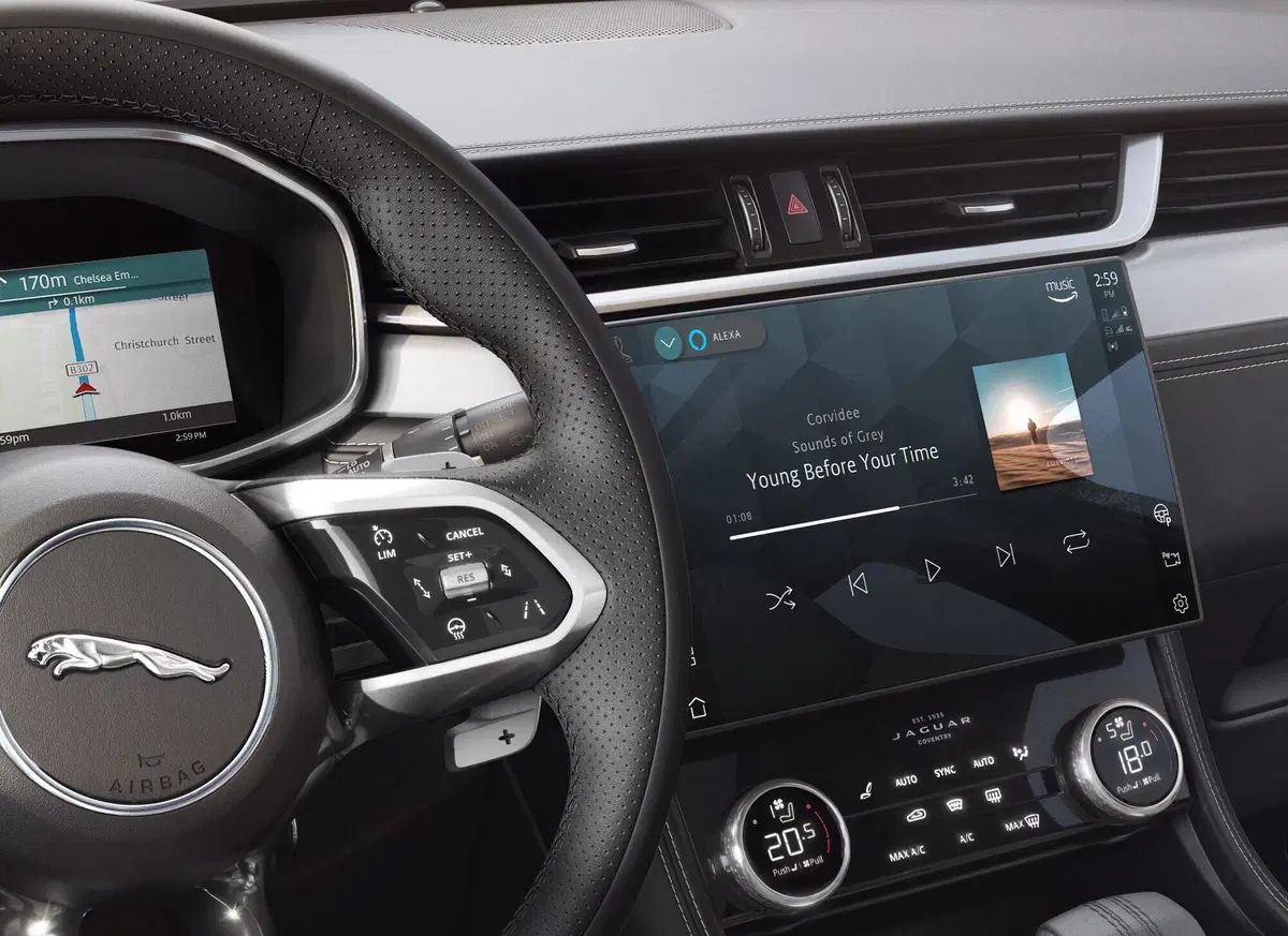 Jaguar F-Pace con l'ibrido benzina ma anche diesel  (2)