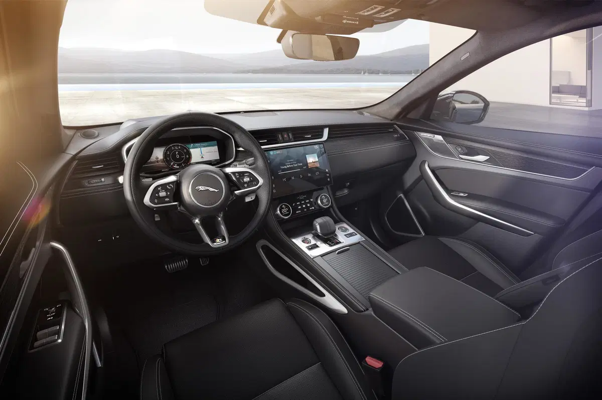Jaguar F-Pace con l'ibrido benzina ma anche diesel  (3)
