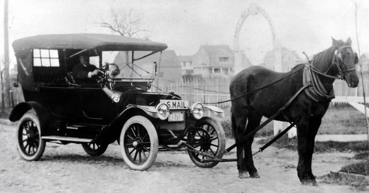 Meglio l'auto del cavallo: cos&igrave; la pi&ugrave; antica pubblicit&agrave; di auto al mondo