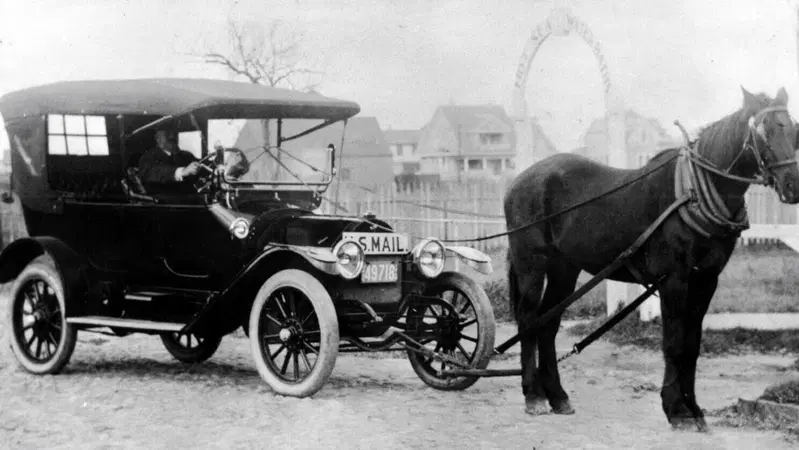 Meglio l'auto del cavallo: cos&igrave; la pi&ugrave; antica pubblicit&agrave; di auto al mondo