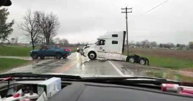 Occhio Cybertruck, il Pick-Up elettrico Rivian traina addirittura TIR sotto la pioggia [video]