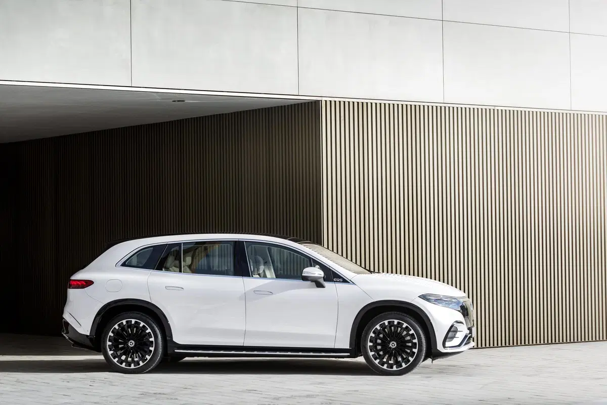 Mercedes EQS SUV, la Sonderklasse a ruote alte  (9)