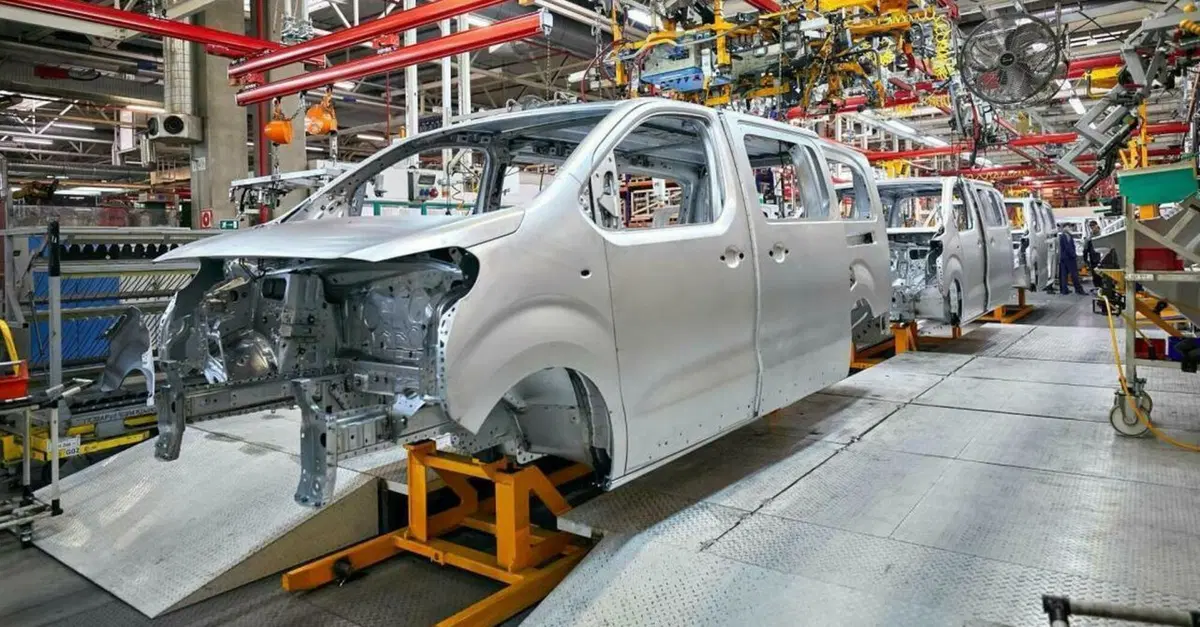 Stellantis sospende la produzione in Russia: "Condanniamo la violenza"
