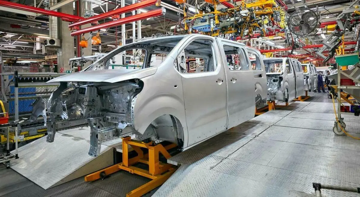 Stellantis sospende la produzione in Russia: "Condanniamo la violenza"