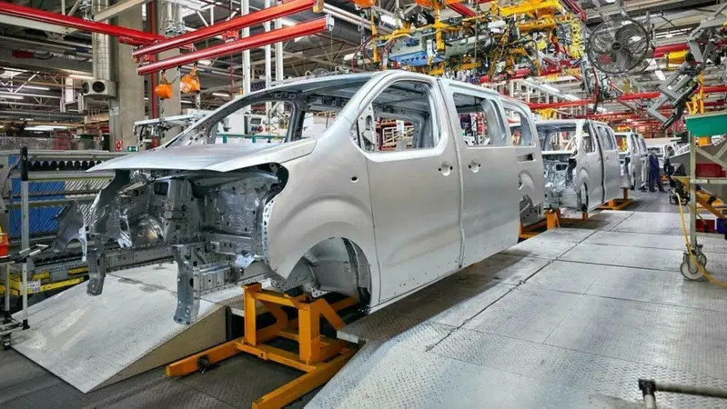 Stellantis sospende la produzione in Russia: "Condanniamo la violenza"