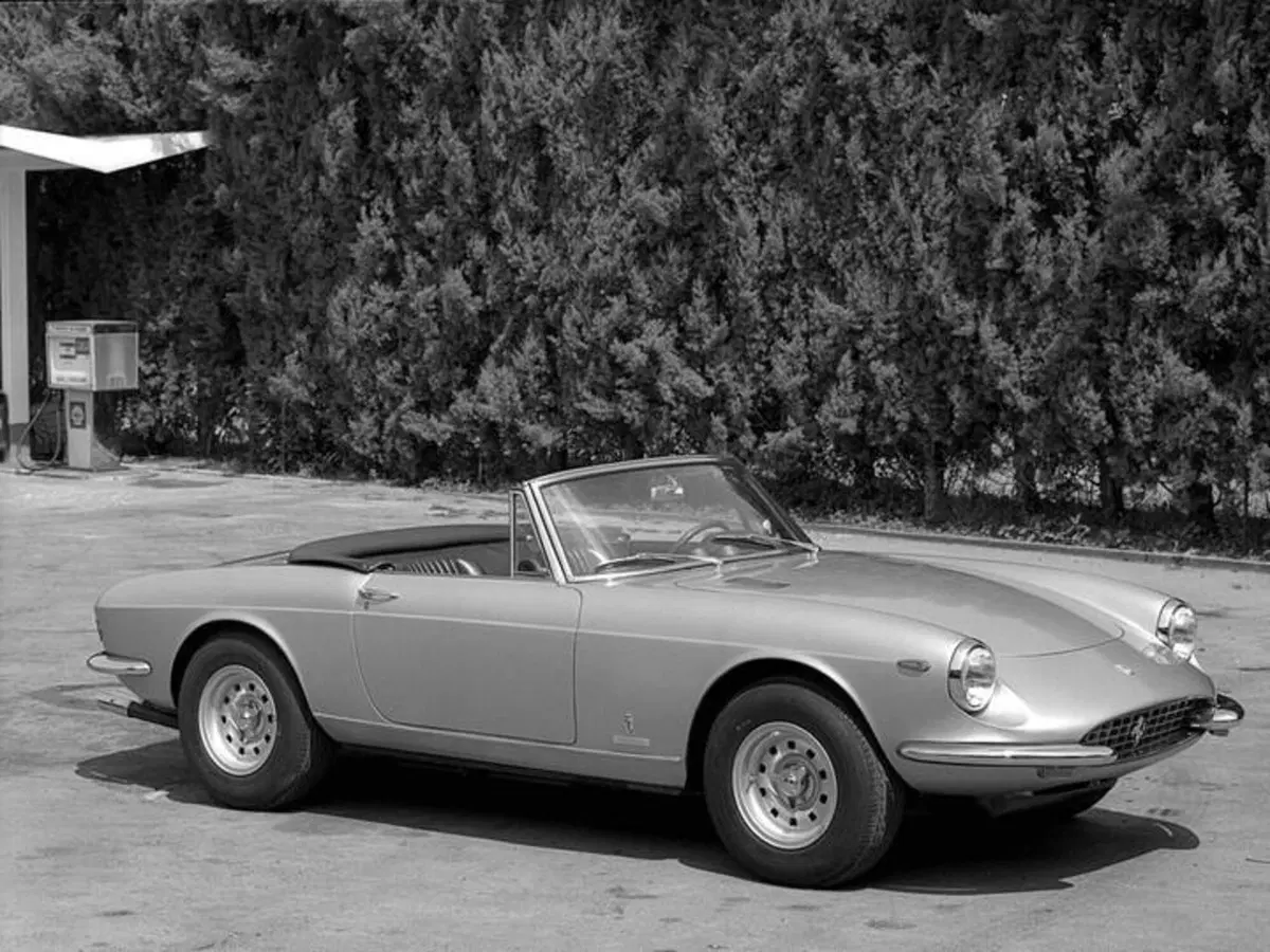 Prima dell'ibrido e di 296 GTS: tutte le Ferrari Gran Turismo Spider [che belle!] (2)