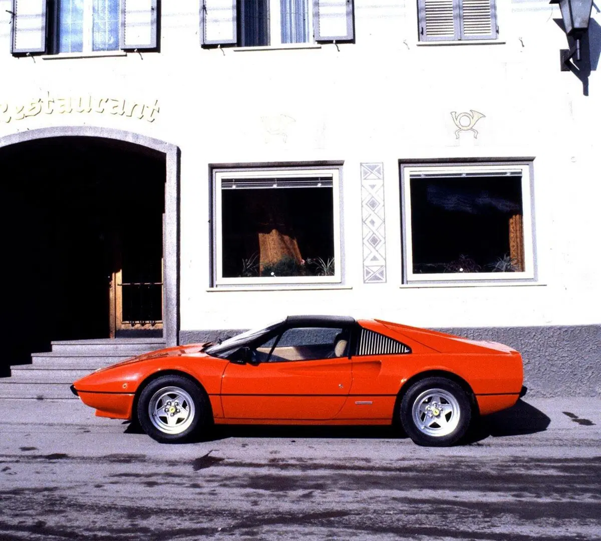 Prima dell'ibrido e di 296 GTS: tutte le Ferrari Gran Turismo Spider [che belle!] (13)