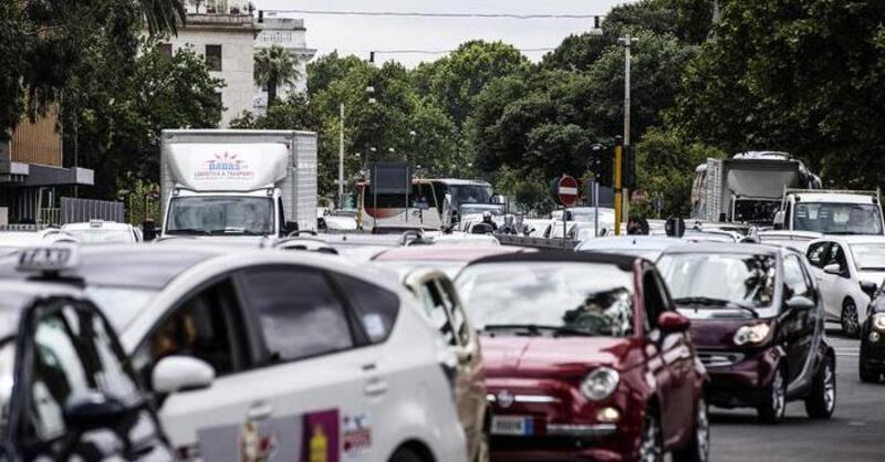 L&#039;Aci fa un selfie all&#039;auto in Italia