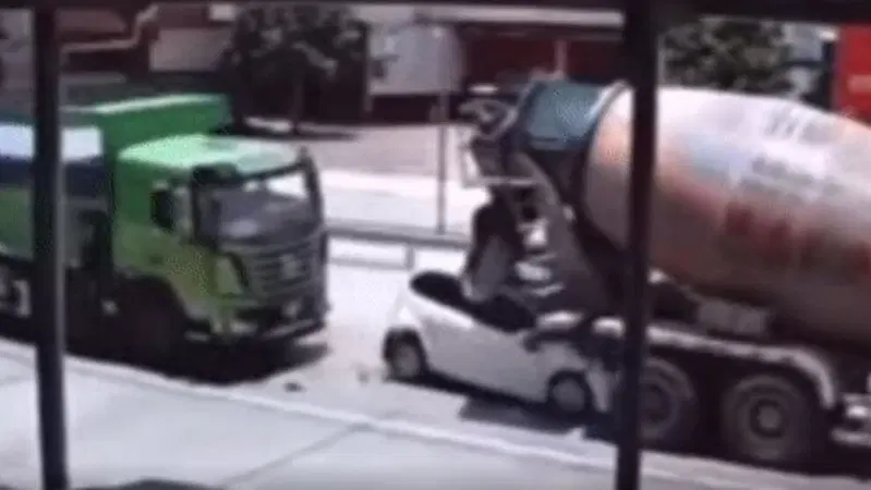 Incidenti incredibili: l'auto travolta e schiacciata tra due camion, lo spavento, la salvezza [video]