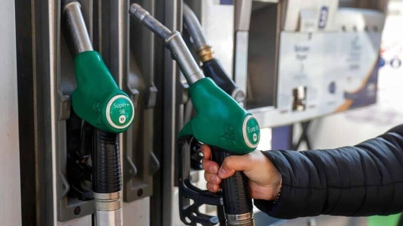Taglio delle accise sulla benzina, il governo prepara il decreto 