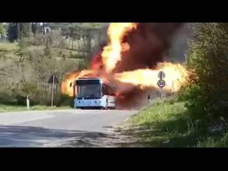 A fuoco le bombole: autobus a carburante alternativo (CNG) in fiamme a bordo strada [video e soccorsi]